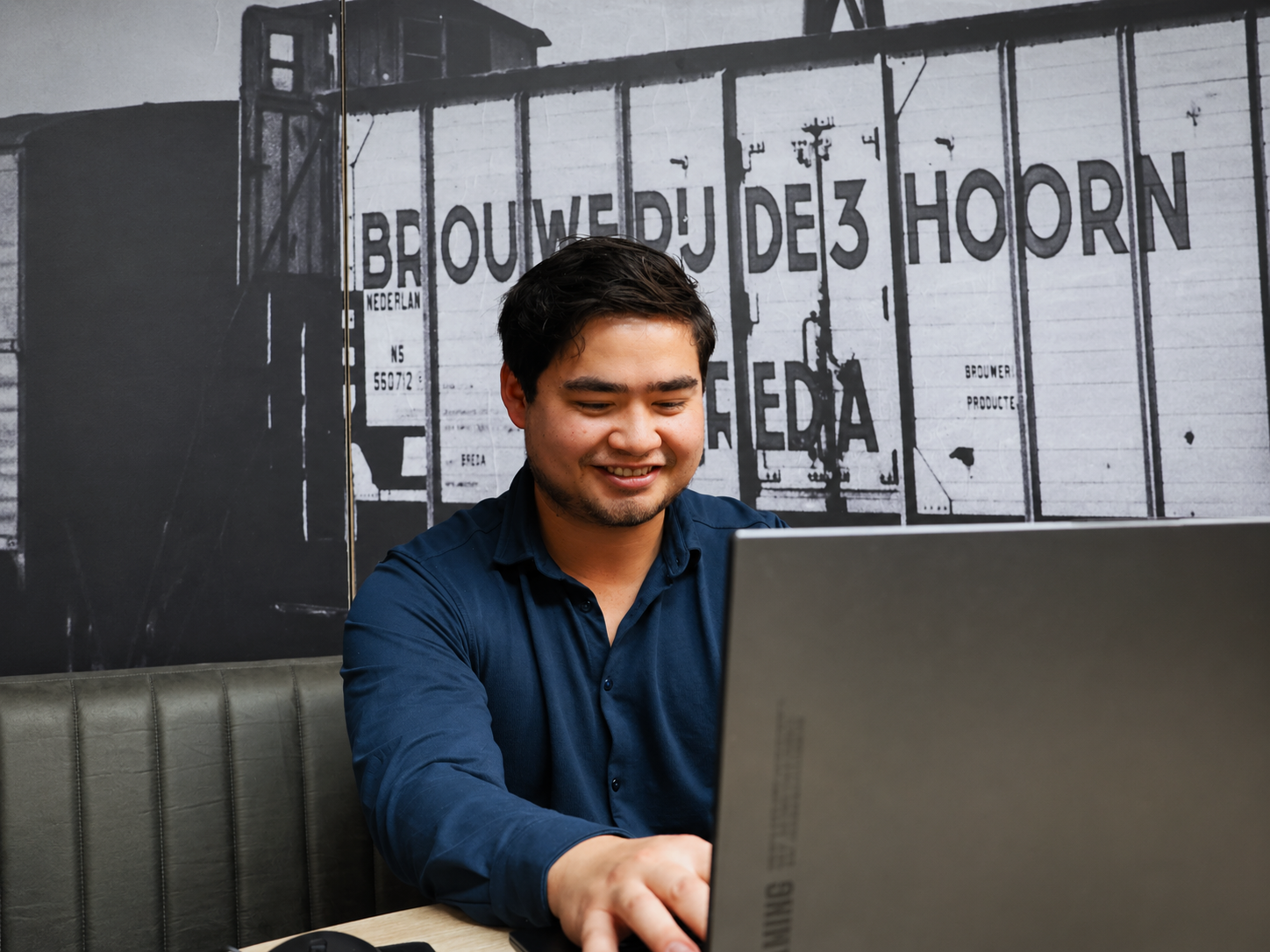 Sean van Velos Marketing werkt aan advertentiestrategie op kantoor in Breda