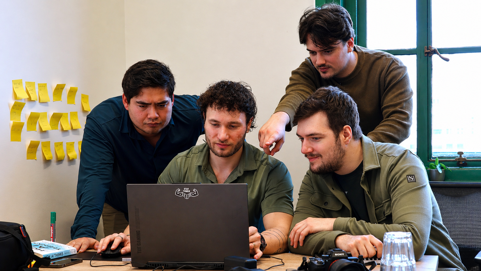 Velos Marketing team brainstormt over social media strategie