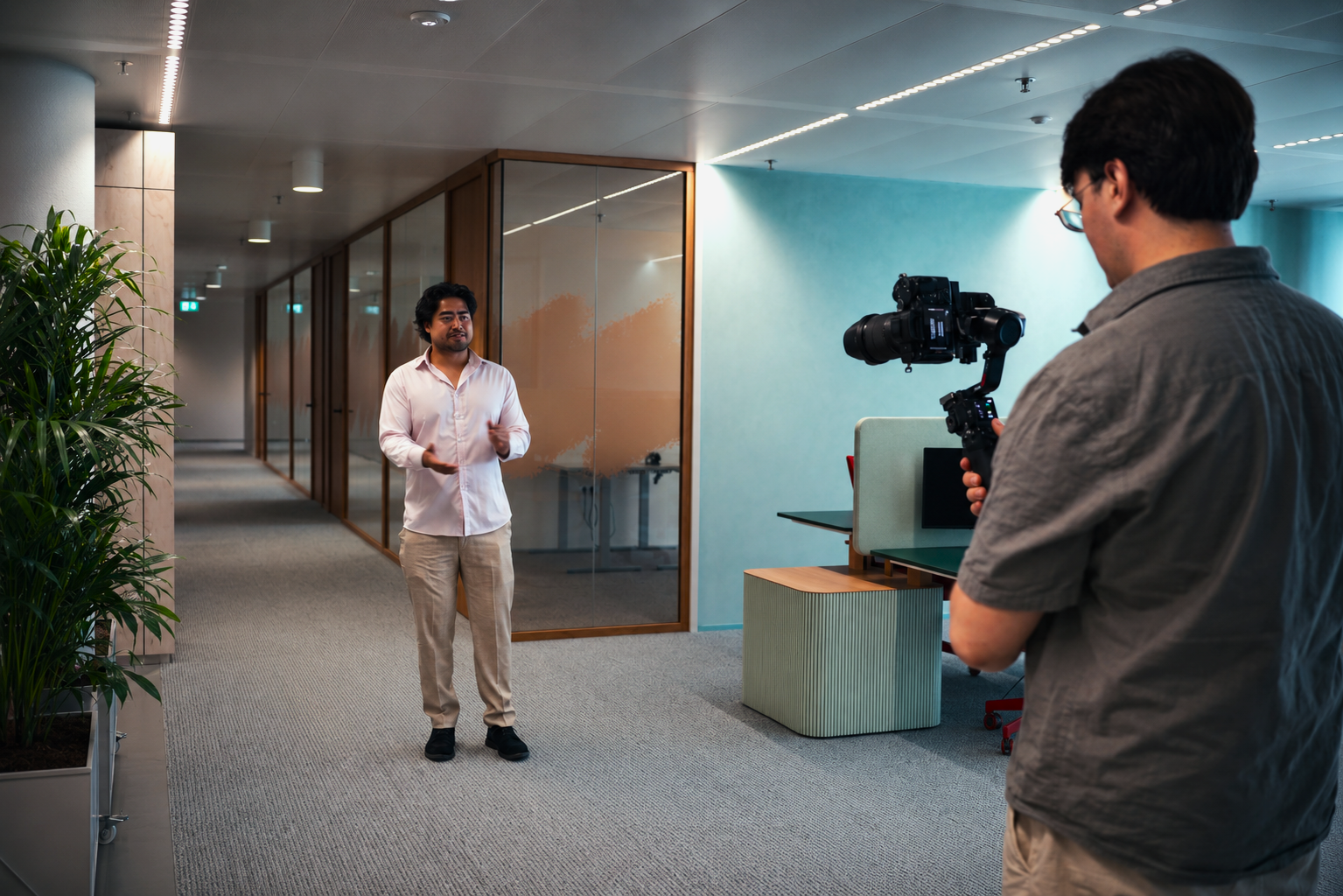 Dominic filmt Sean met gimbal camera op locatie, cinematic videoproductie door Velos Marketing
