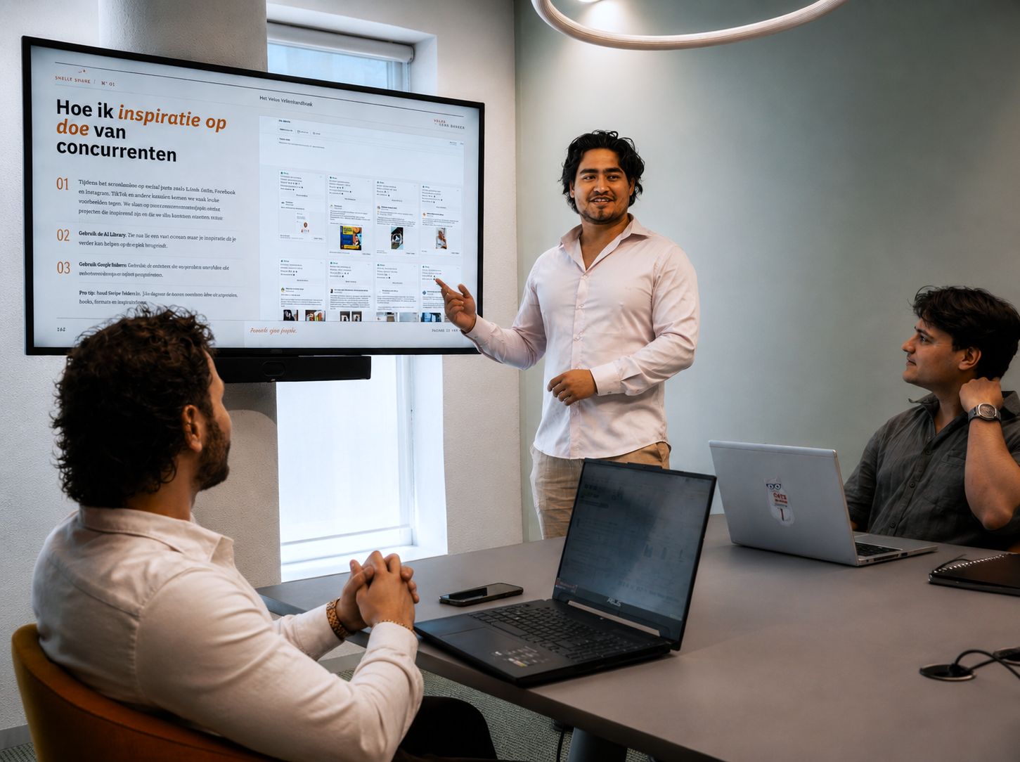 Sean van Velos Marketing presenteert competitor research aan Dominic en Ris voor Meta ads strategie